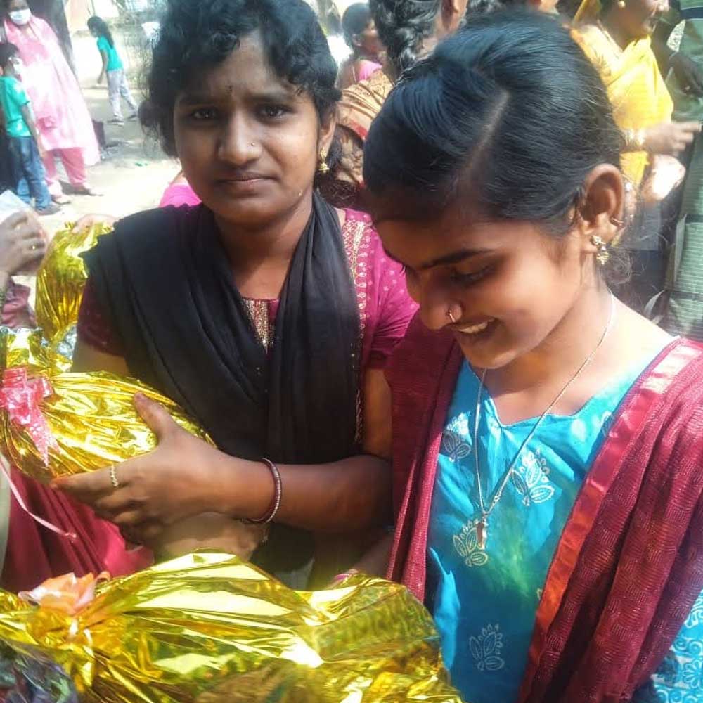 Christmas gift distribution to children - Timeless Foundation